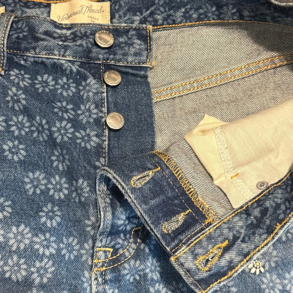 Universal Thread Women's Mid-Rise 90s Baggy Embroidered Floral Print Denim Short